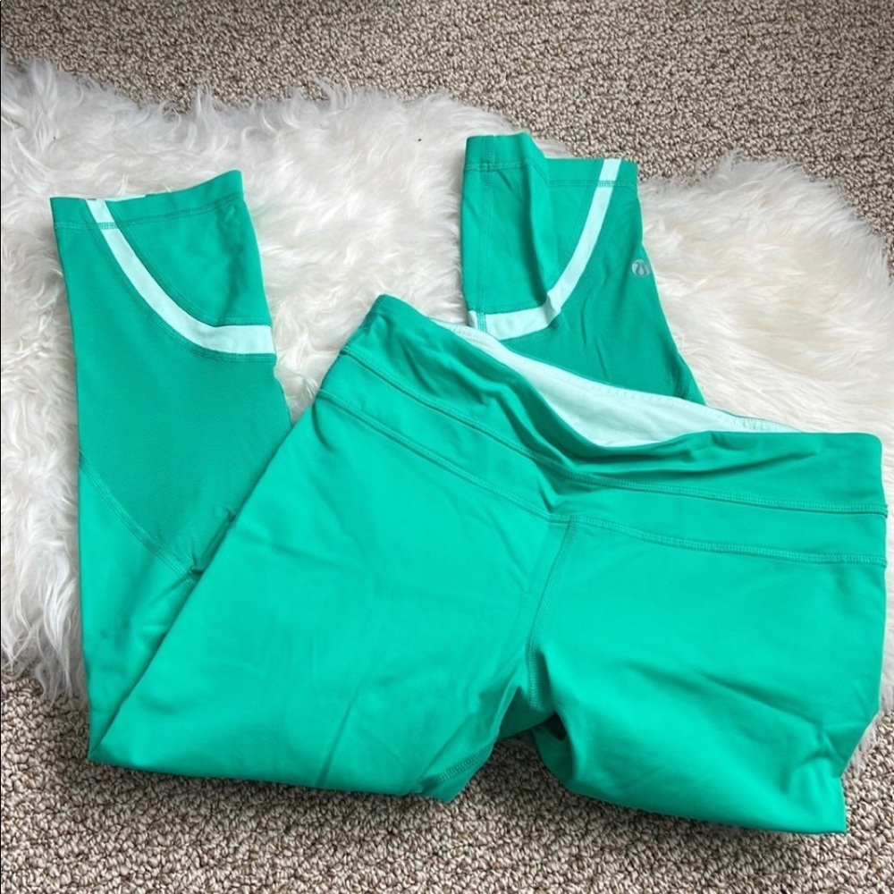 Lululemon Athletica crop leggings. Size S